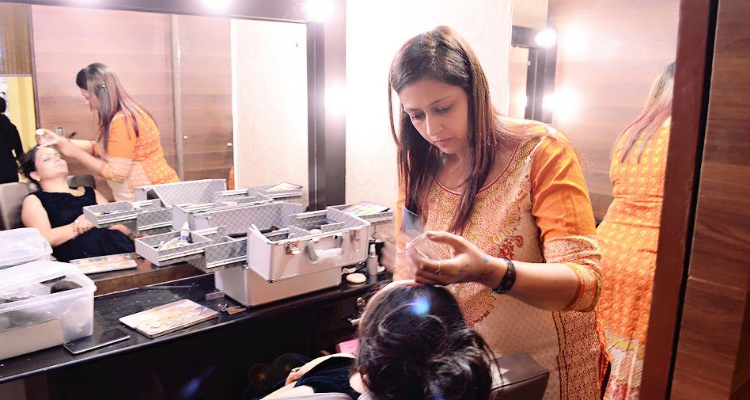 Makeover Unisex Salon