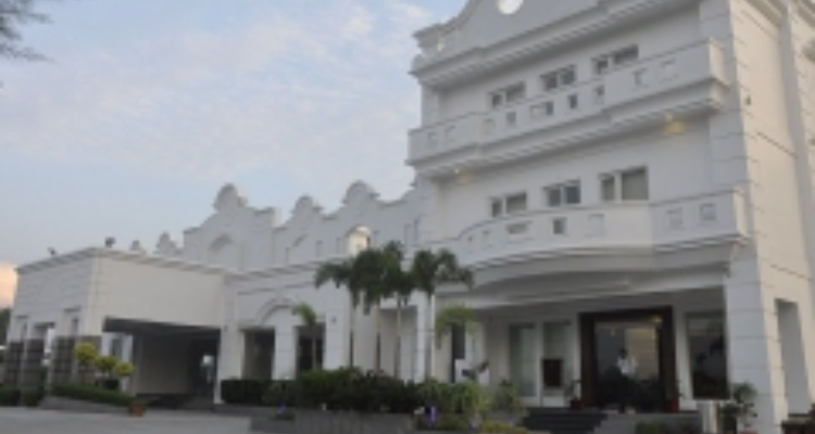 Hotel Ananya Regency - Gateway to Corbett