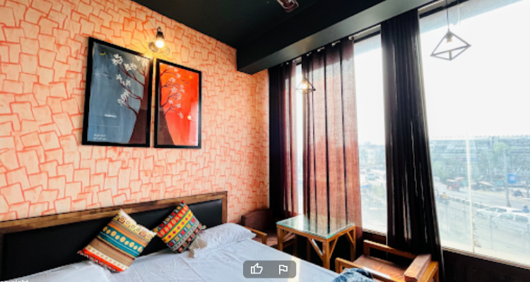 Nomads House: Bunkstay Hotel and Cafe