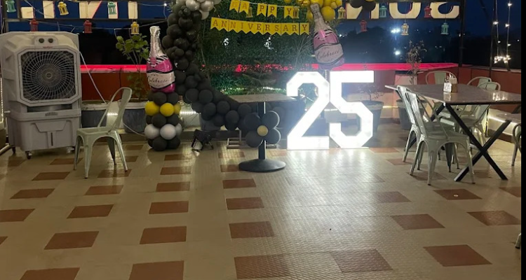 LEVEL 4 ROOFTOP RESTAURANT